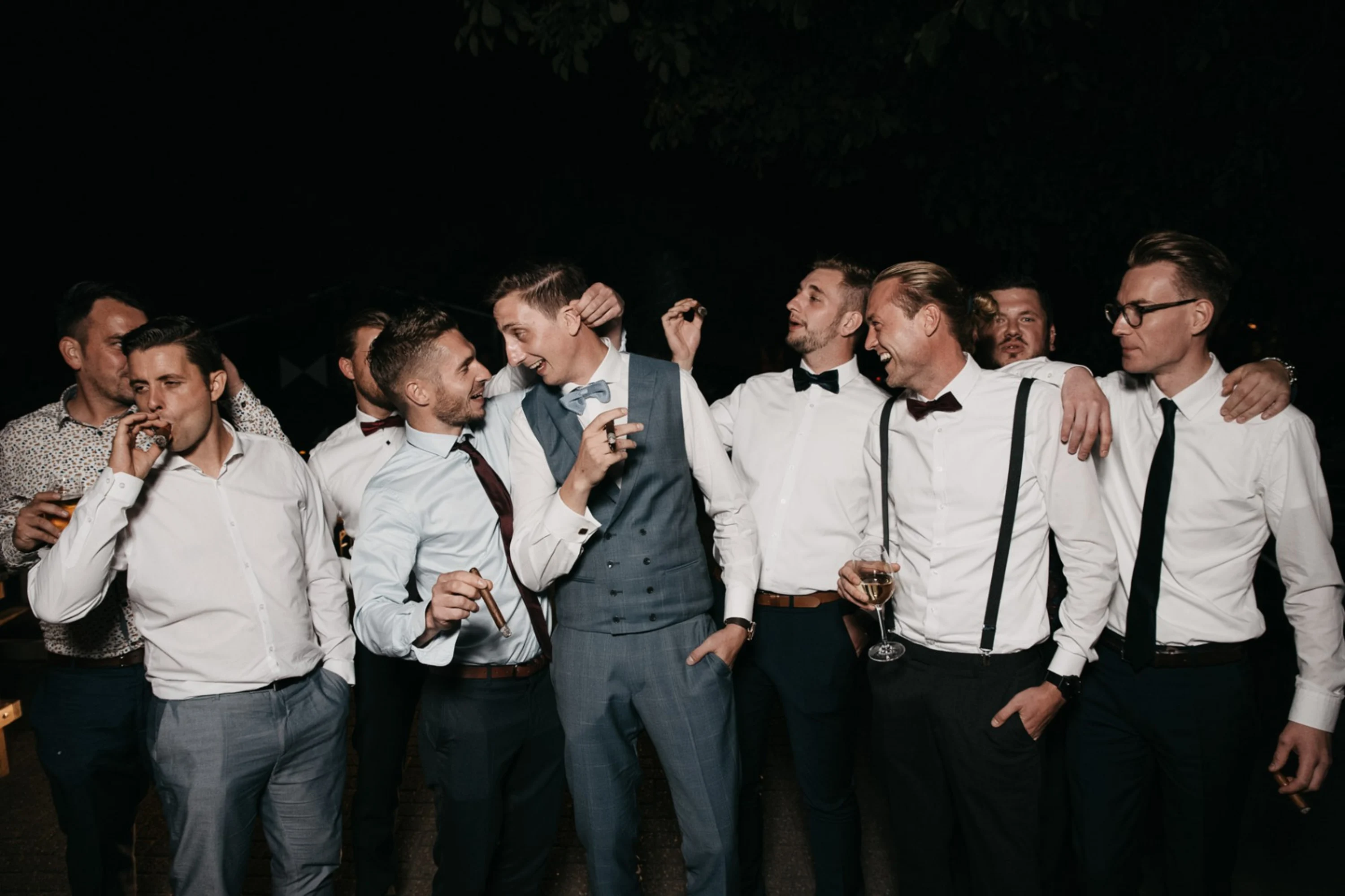 Freunde bei der Feier mit Bräutigam