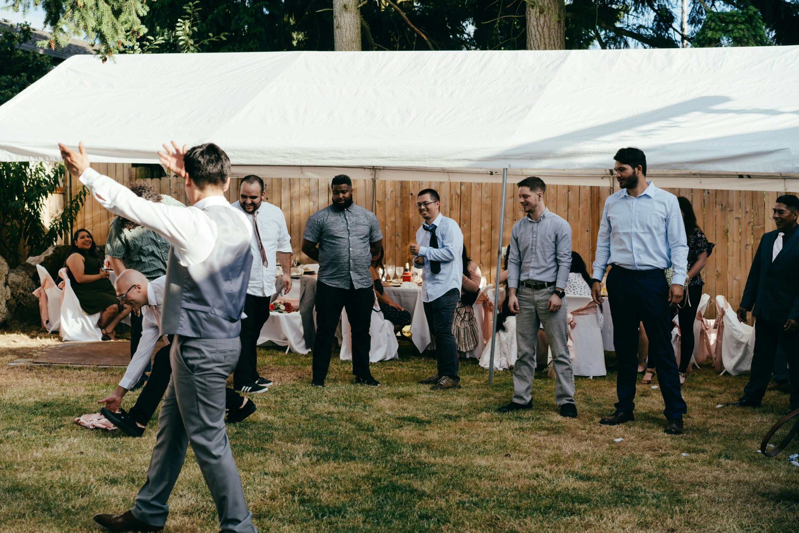 Feierlichkeiten vor einem Festzelt