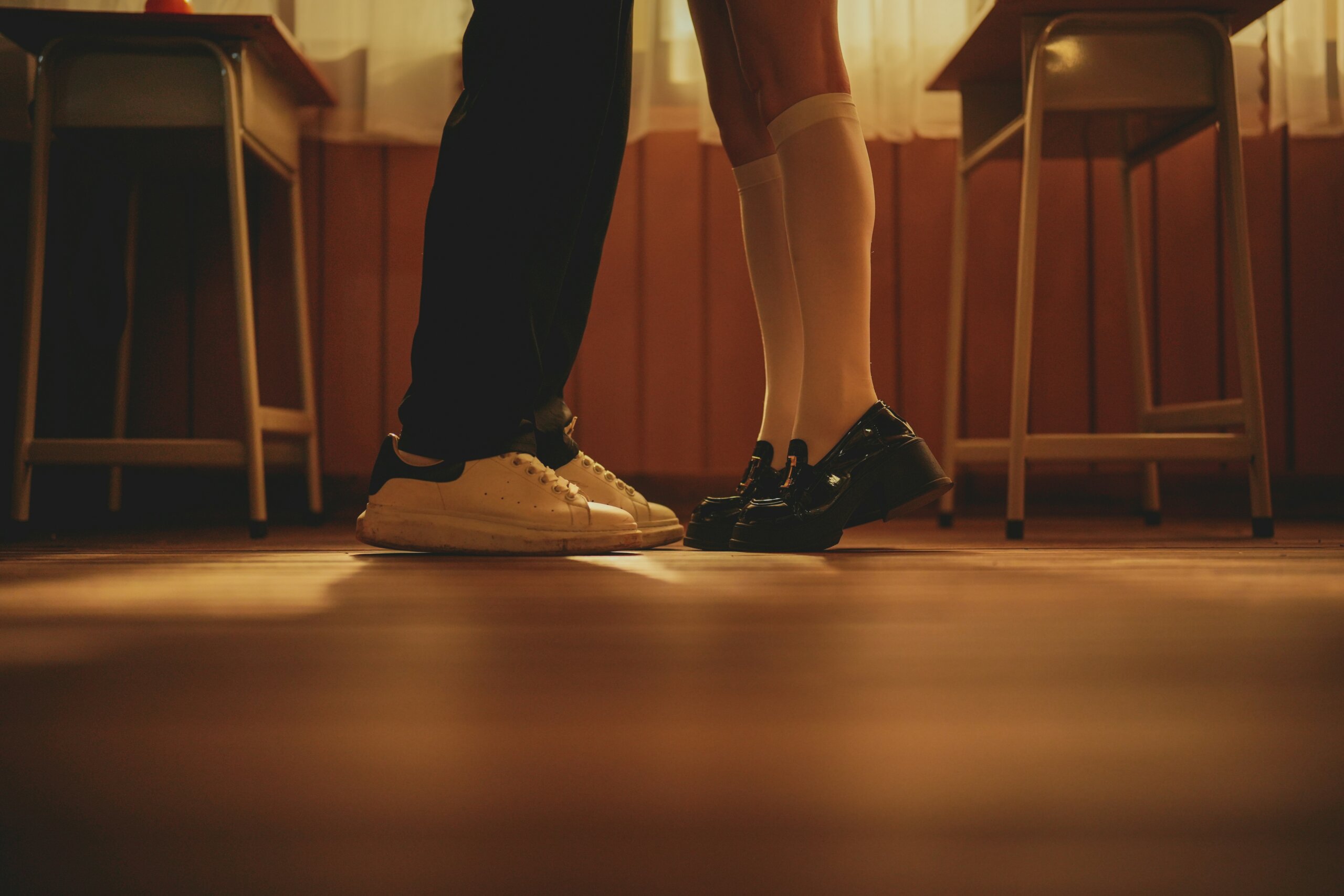 Männliche und weibliche Beine einander zugewandt