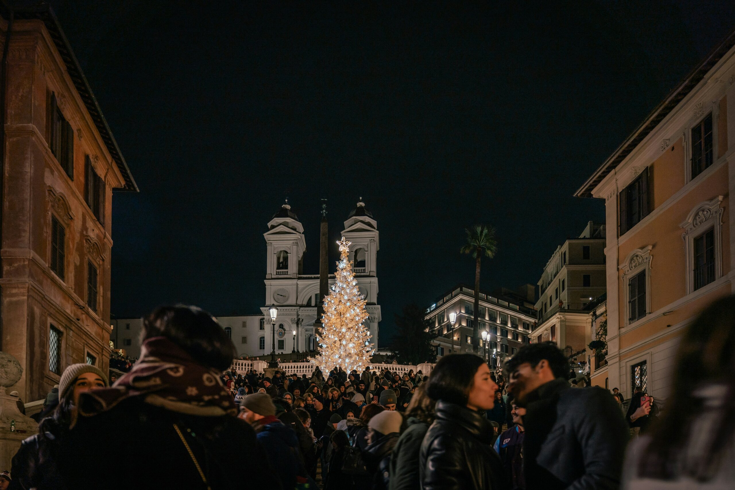 Pärchen vor Menschenmenge in der Weihnachszeit